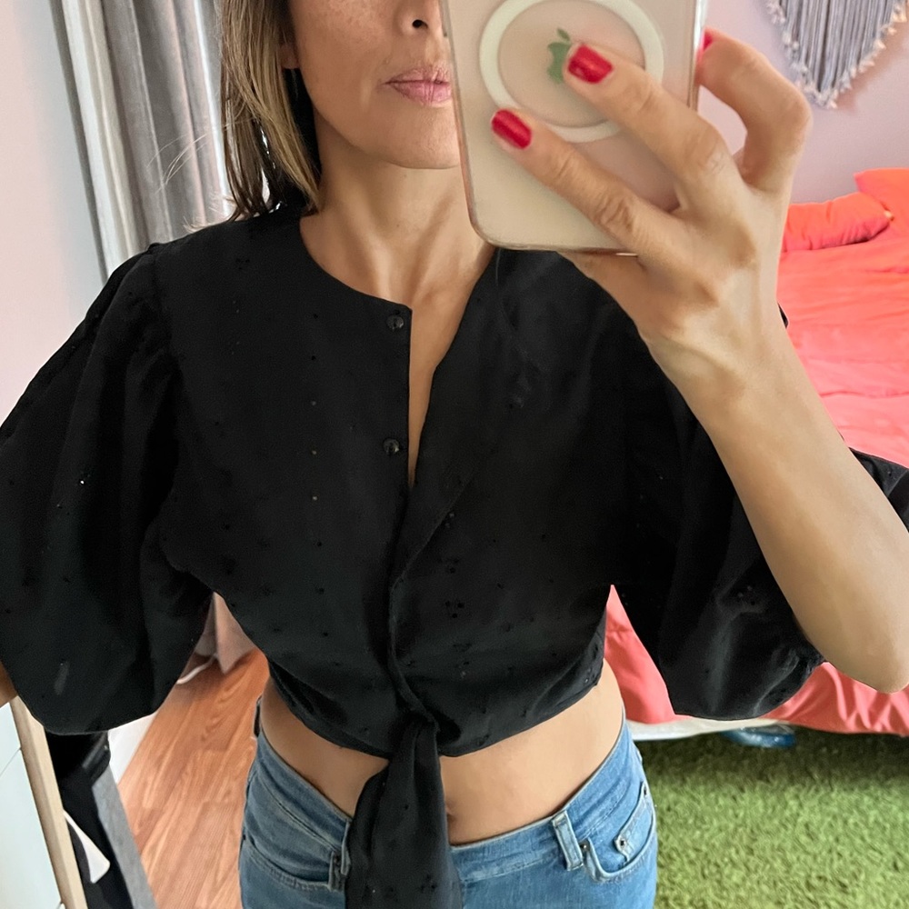 Cropped eyelet top with puff sleeves.